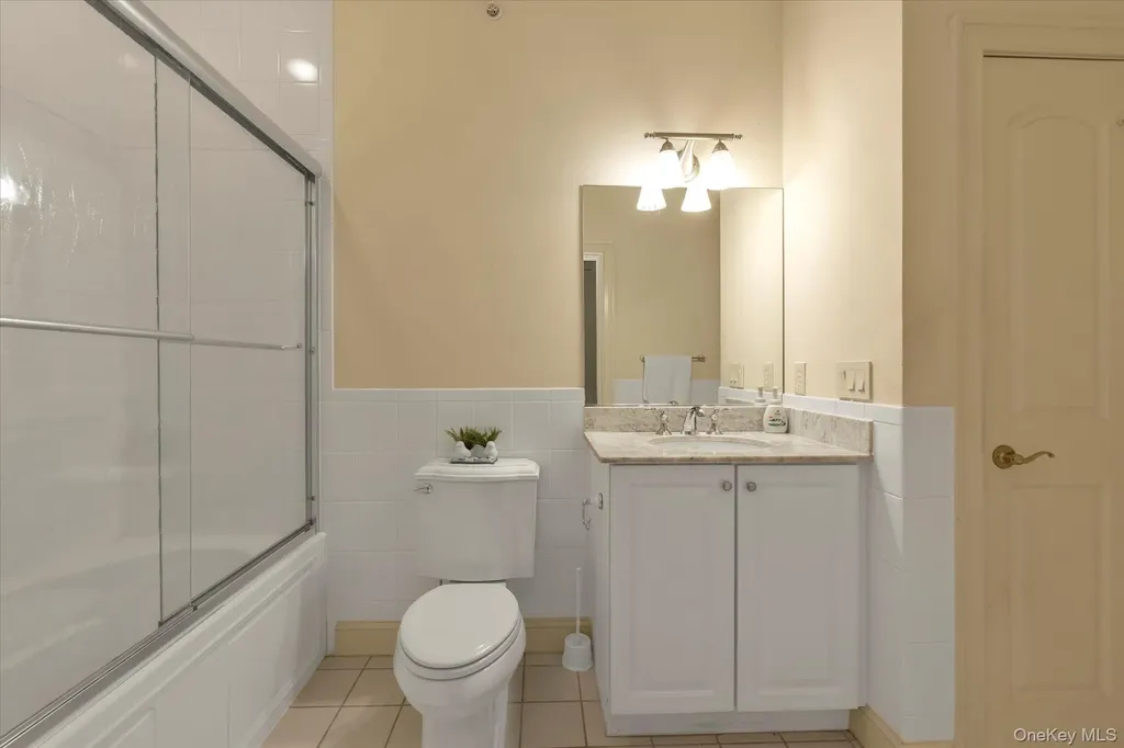 568 Pacing Way Westbury NY 11590