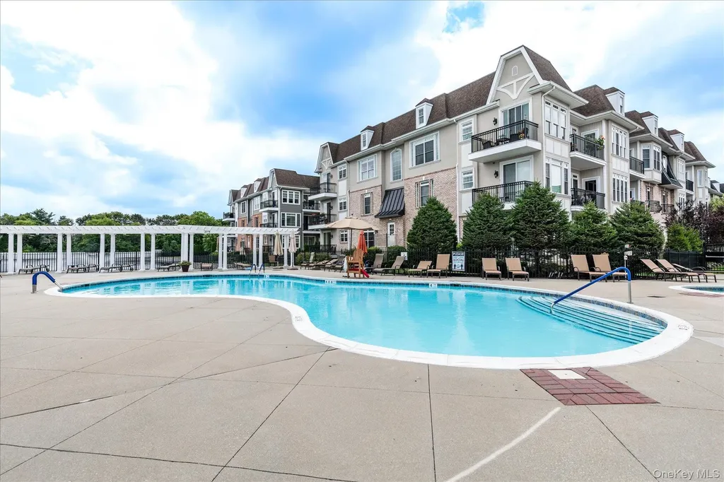 568 Pacing Way Westbury NY 11590