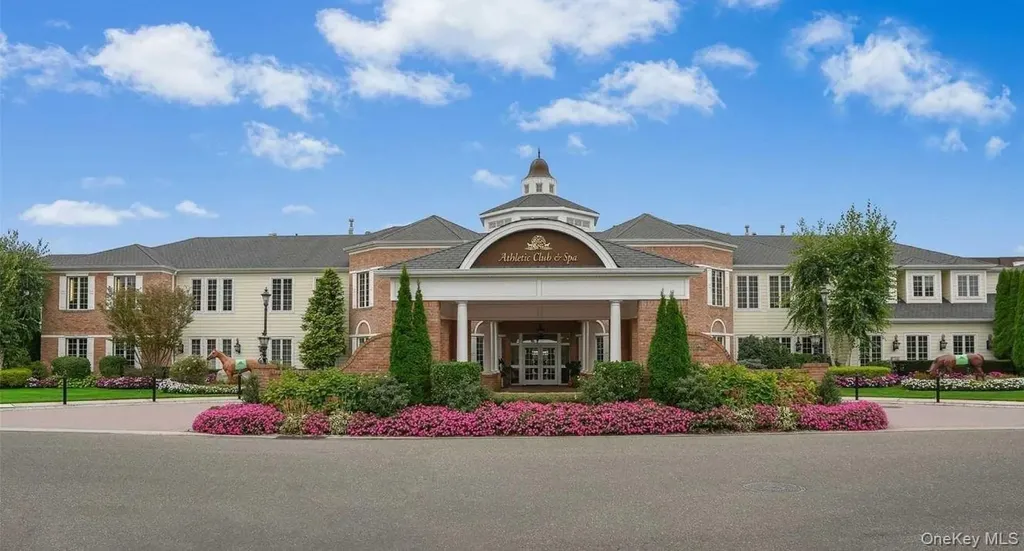 568 Pacing Way Westbury NY 11590