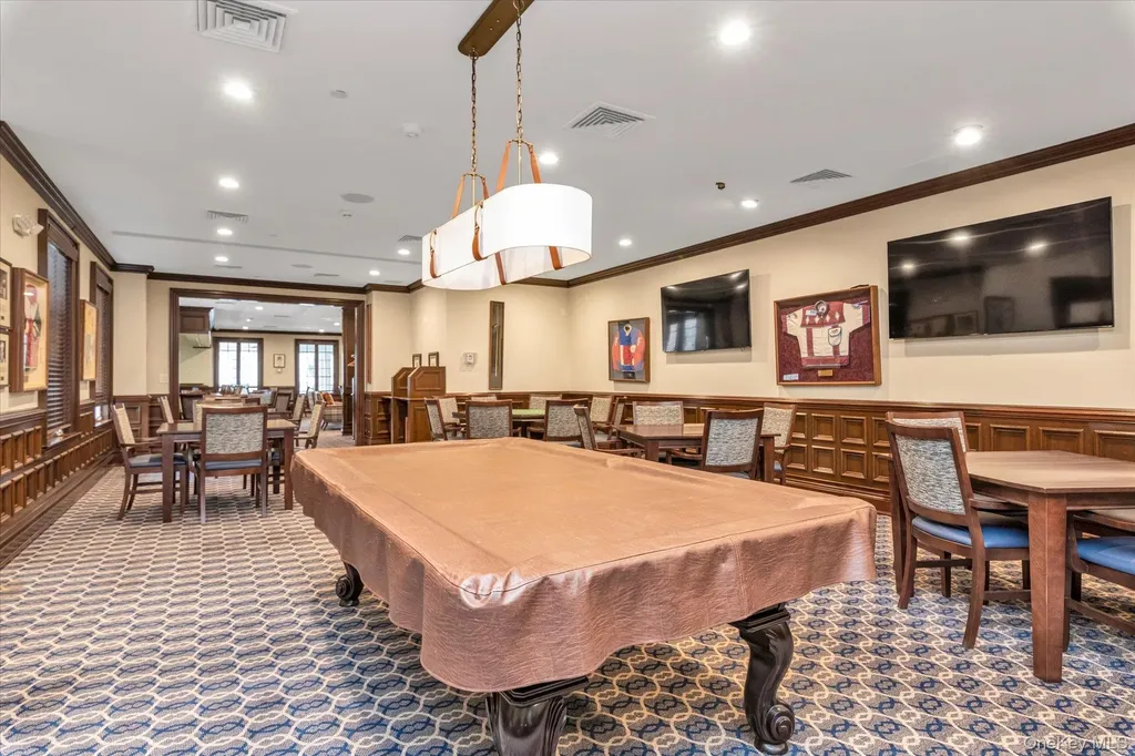 568 Pacing Way Westbury NY 11590