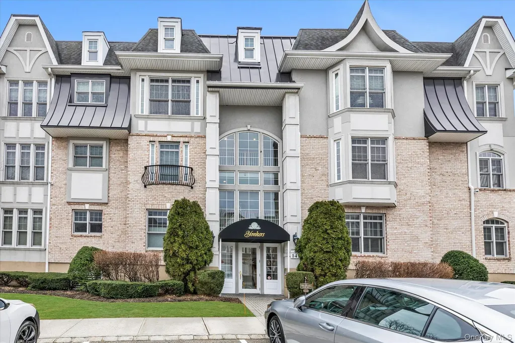 568 Pacing Way Westbury NY 11590