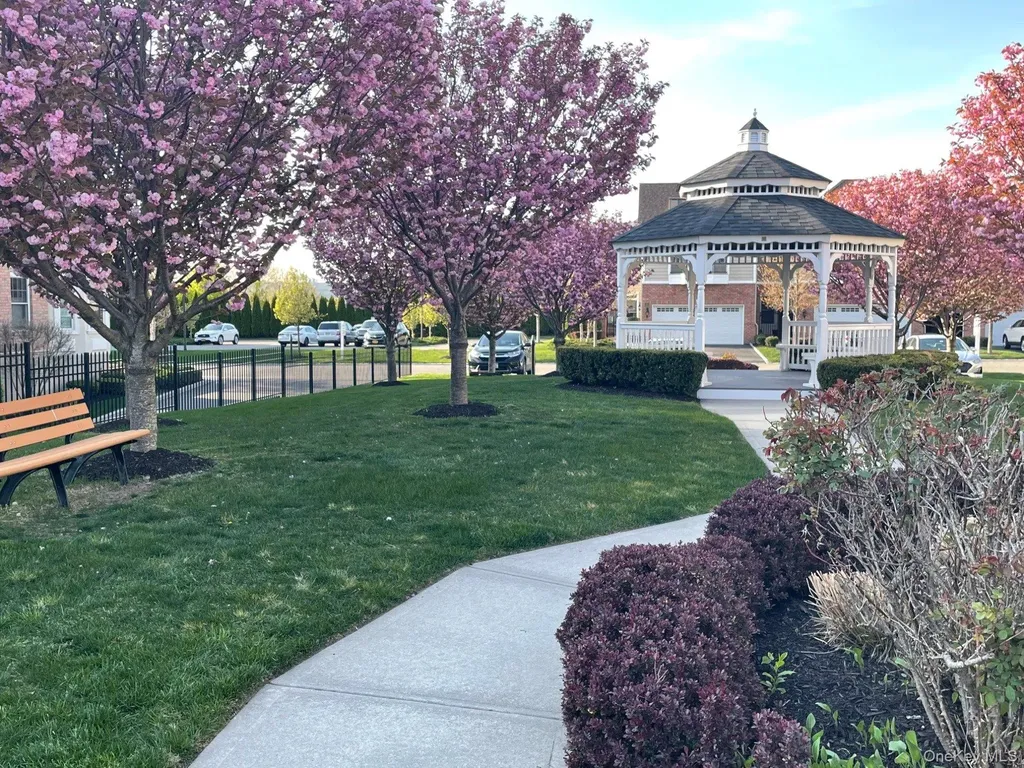 568 Pacing Way Westbury NY 11590