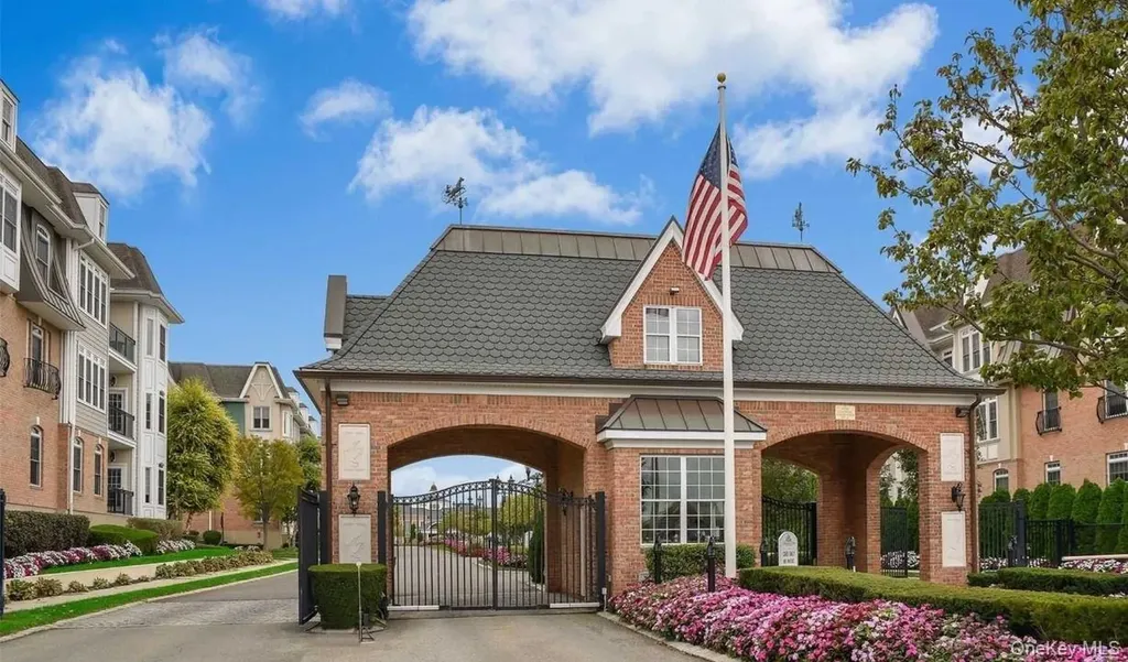 568 Pacing Way Westbury NY 11590