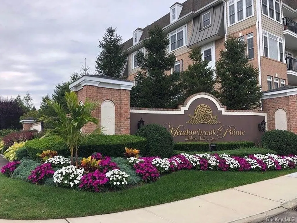 568 Pacing Way Westbury NY 11590