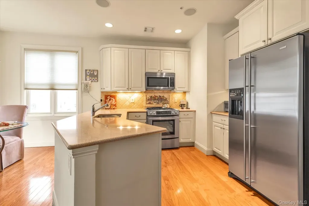 568 Pacing Way Westbury NY 11590