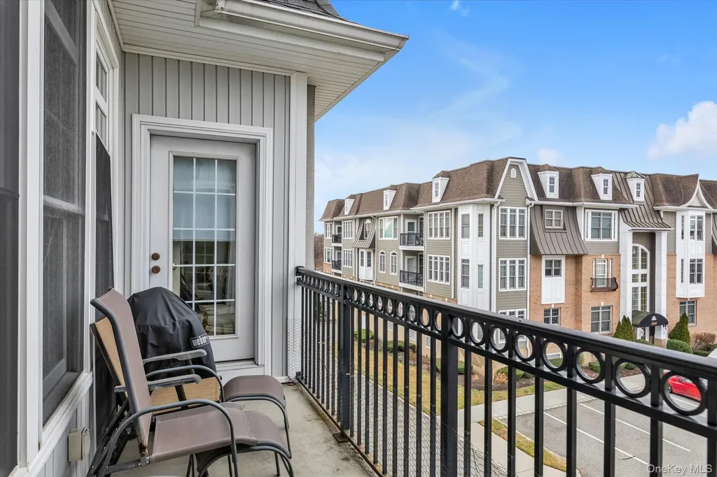 568 Pacing Way Westbury NY 11590