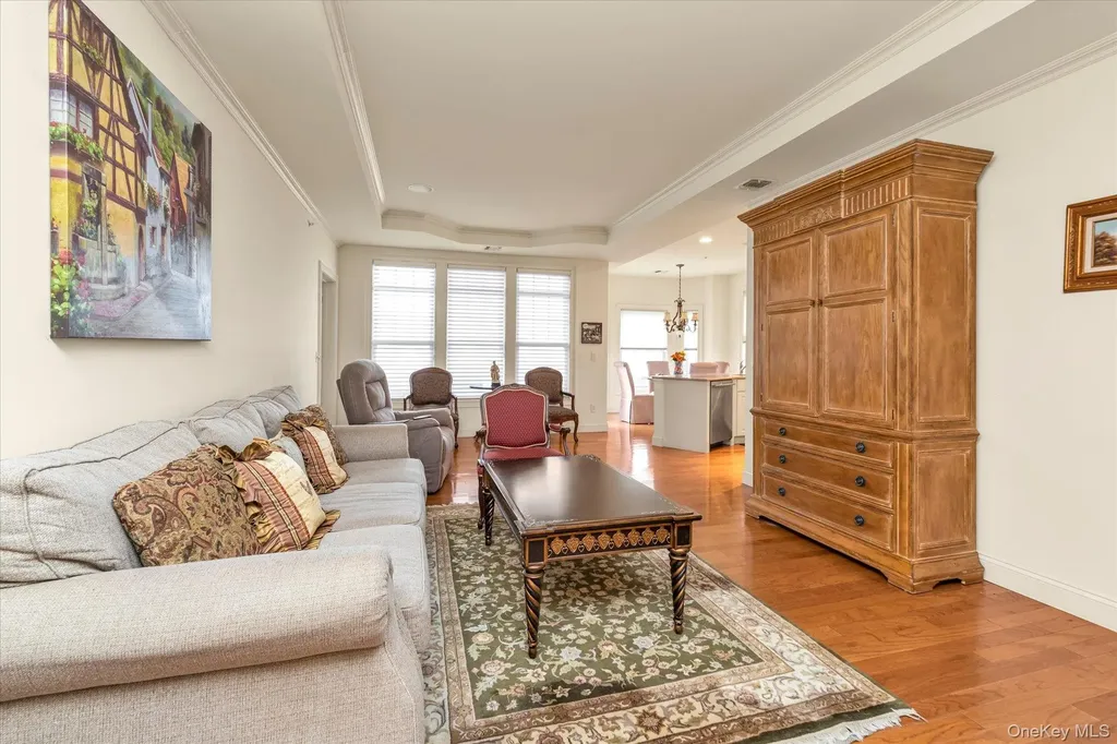 568 Pacing Way Westbury NY 11590