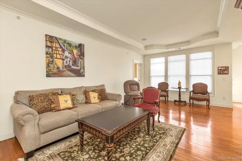 568 Pacing Way Westbury NY 11590