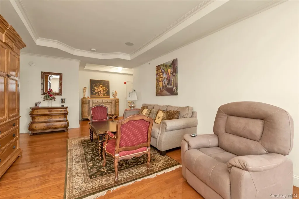 568 Pacing Way Westbury NY 11590