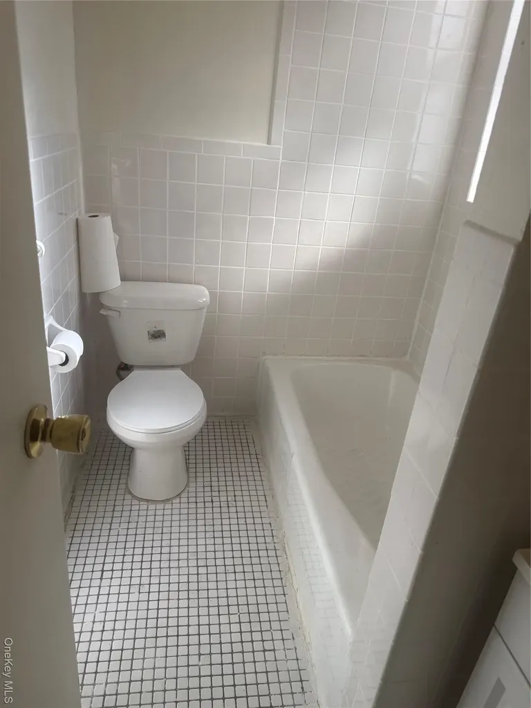 724 E 216 Street Bronx NY 10467