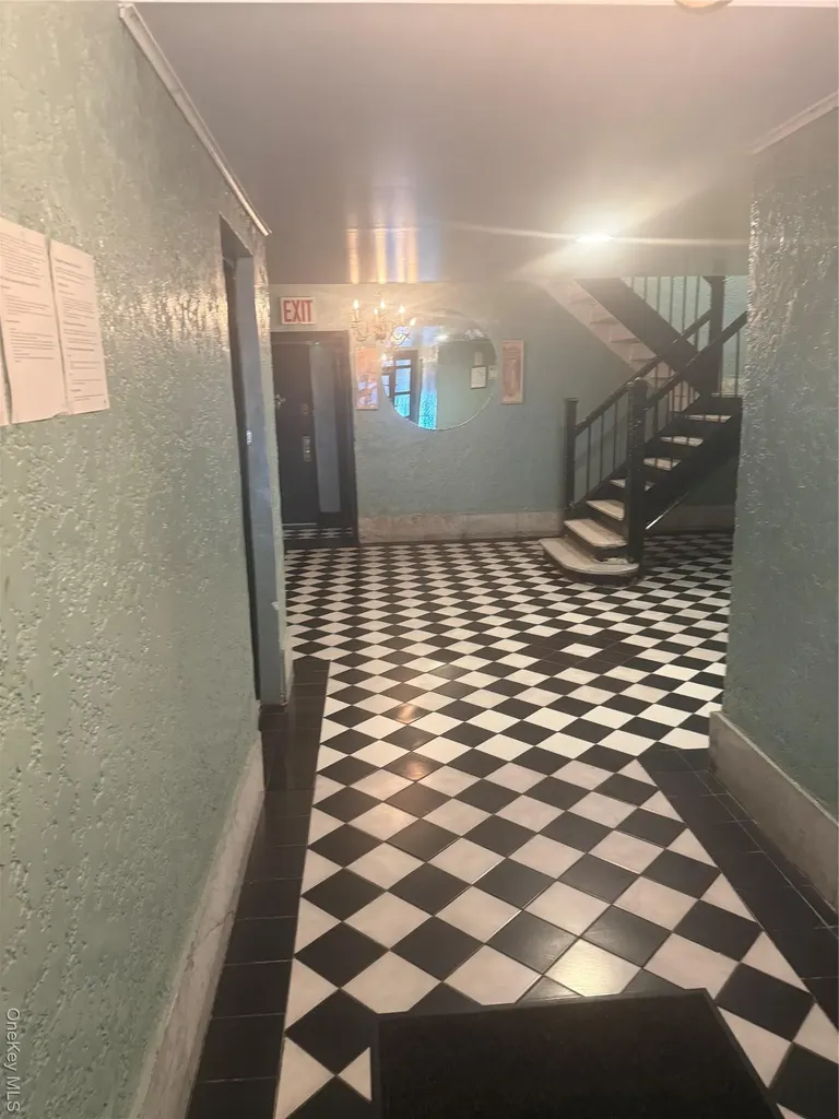 724 E 216 Street Bronx NY 10467