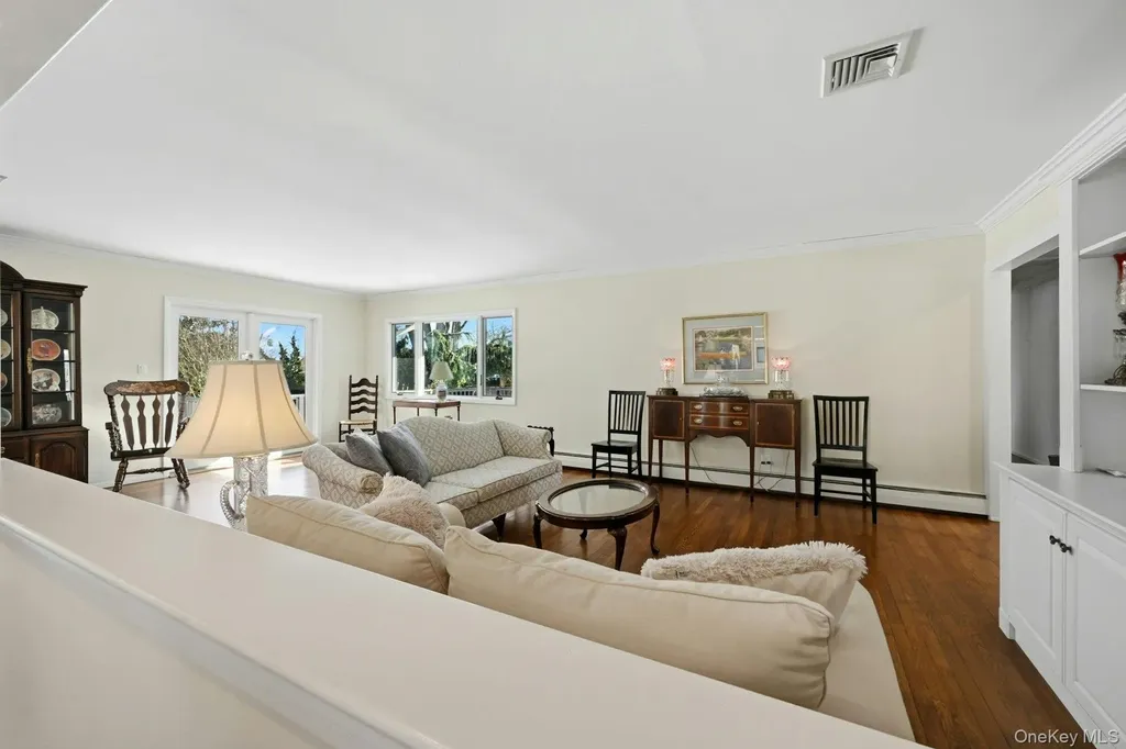 205 Oak Neck Lane West Islip NY 11795