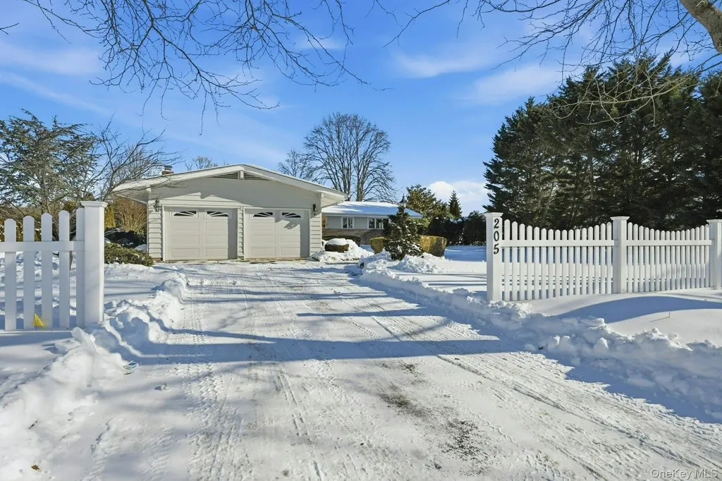 205 Oak Neck Lane West Islip NY 11795