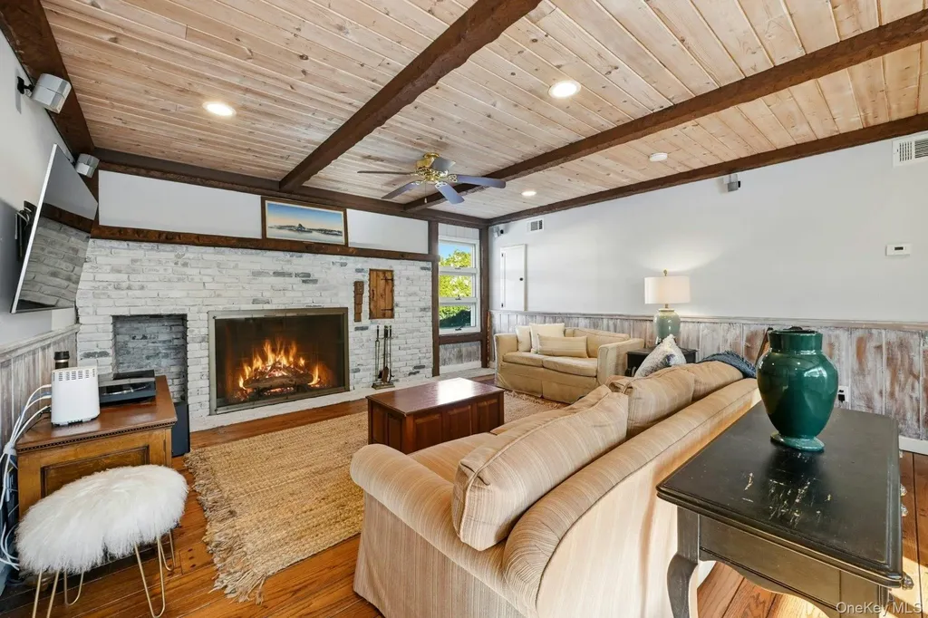 205 Oak Neck Lane West Islip NY 11795