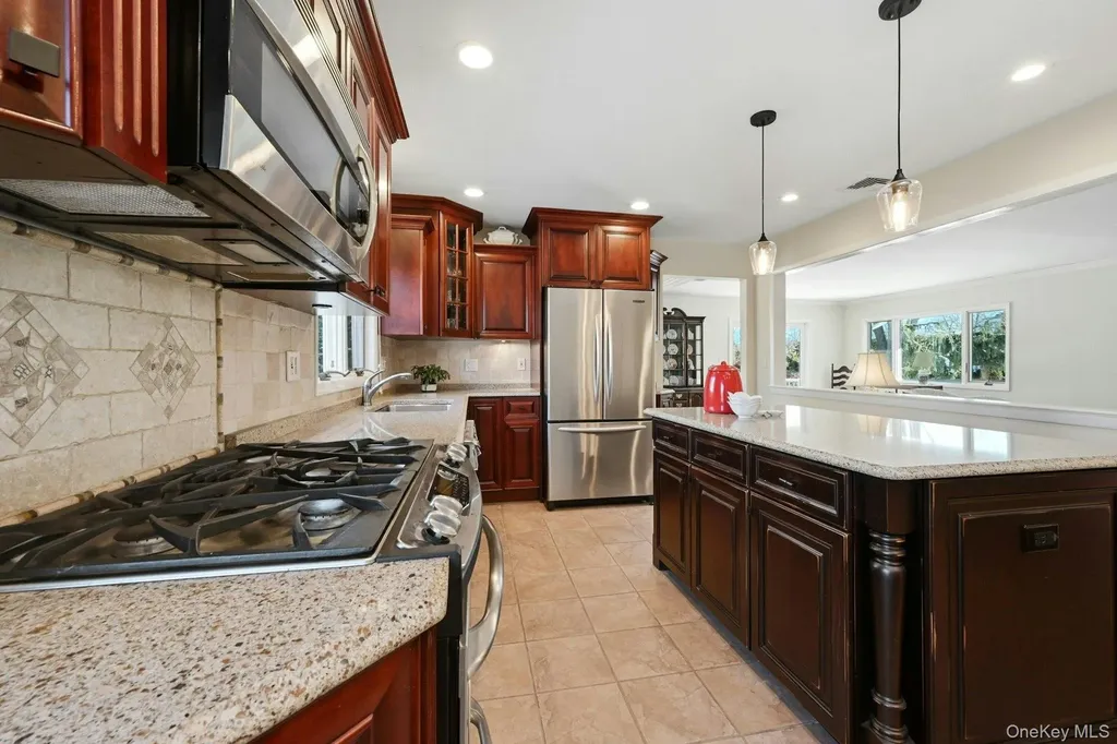 205 Oak Neck Lane West Islip NY 11795