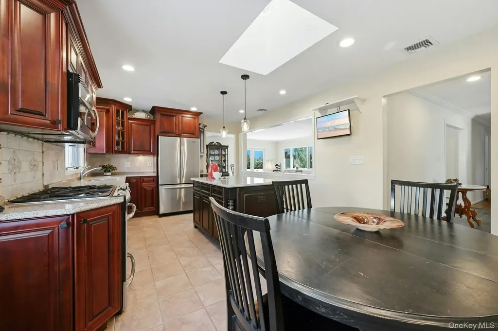 205 Oak Neck Lane West Islip NY 11795