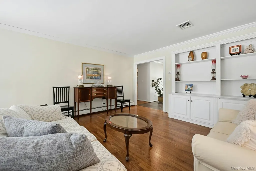 205 Oak Neck Lane West Islip NY 11795