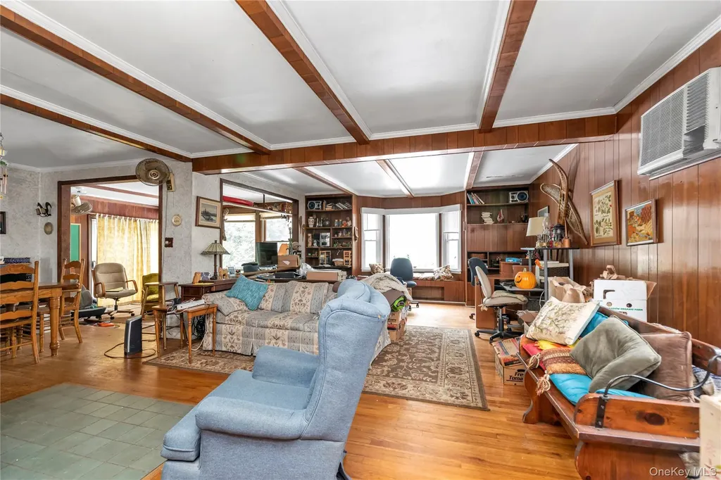 27 Deepdale Parkway Roslyn Heights NY 11577