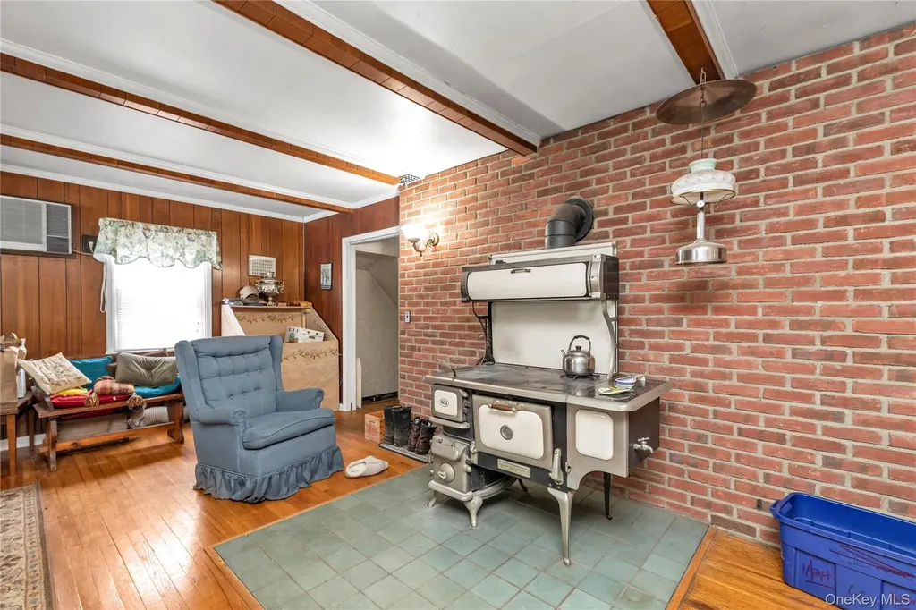 27 Deepdale Parkway Roslyn Heights NY 11577