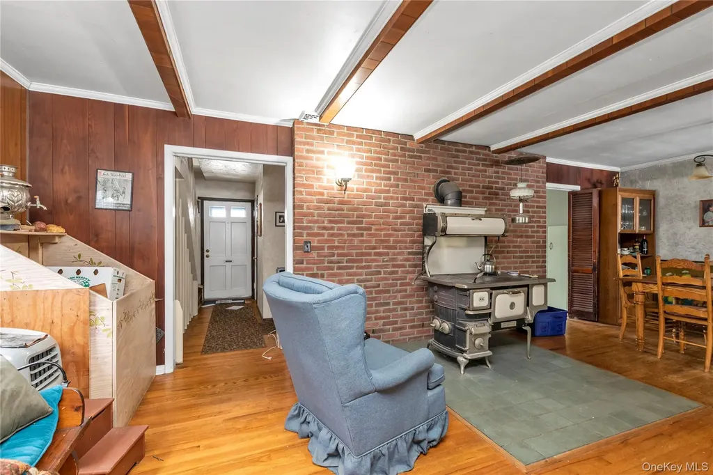 27 Deepdale Parkway Roslyn Heights NY 11577