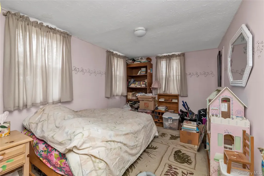 27 Deepdale Parkway Roslyn Heights NY 11577