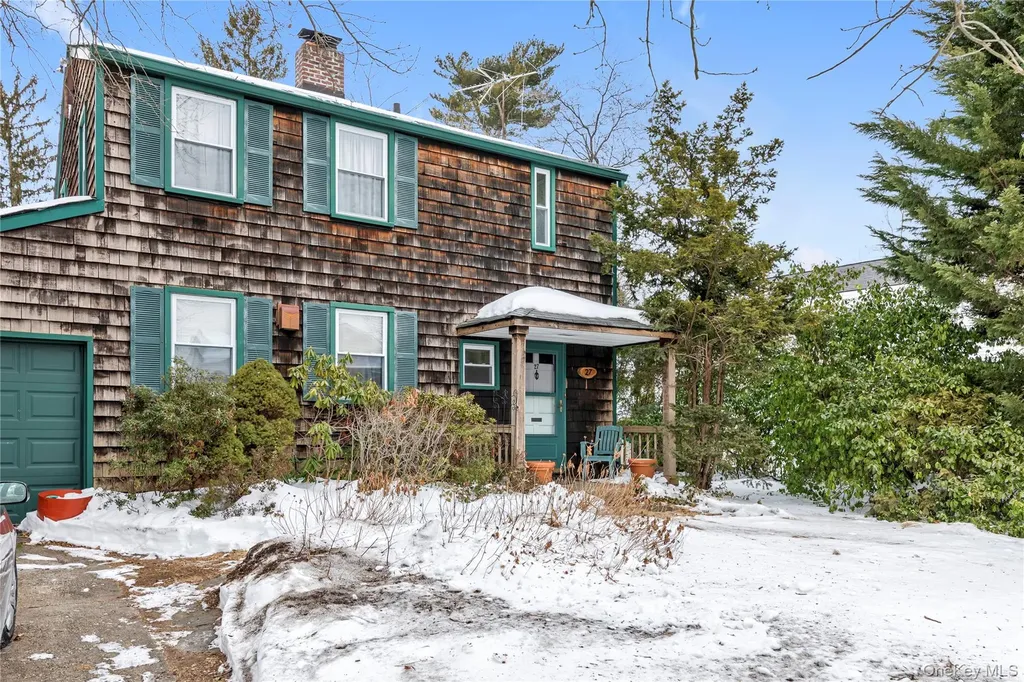 27 Deepdale Parkway Roslyn Heights NY 11577