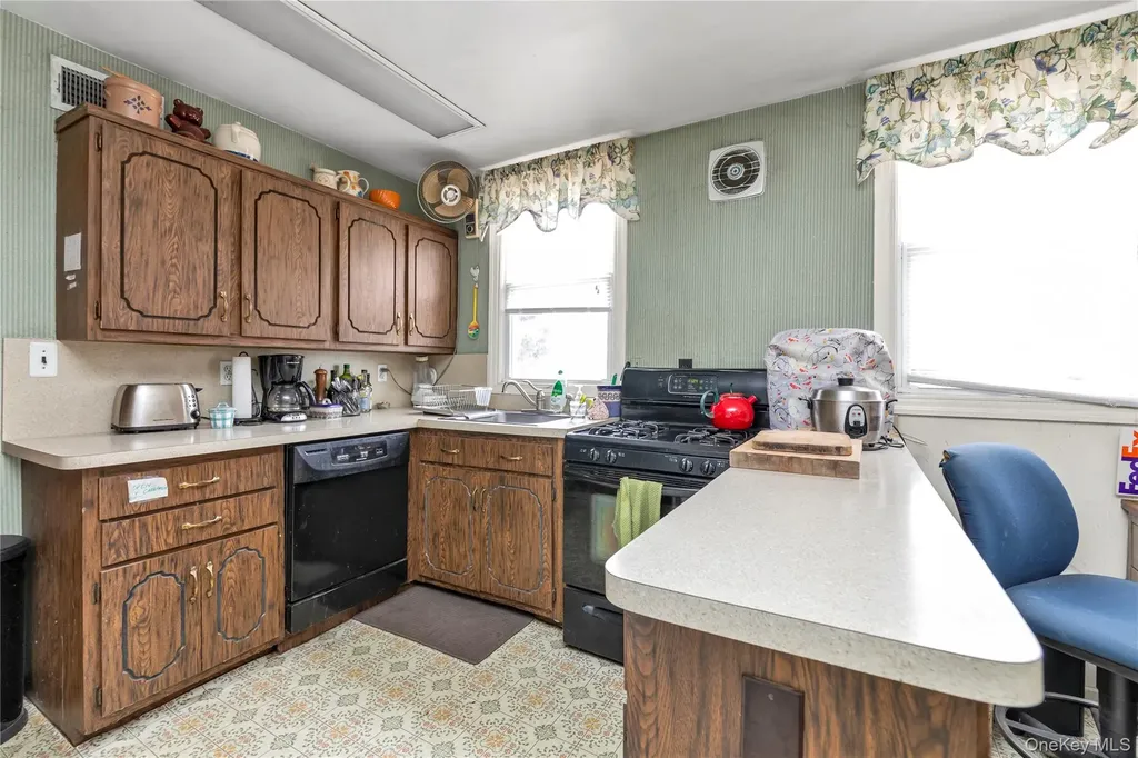 27 Deepdale Parkway Roslyn Heights NY 11577