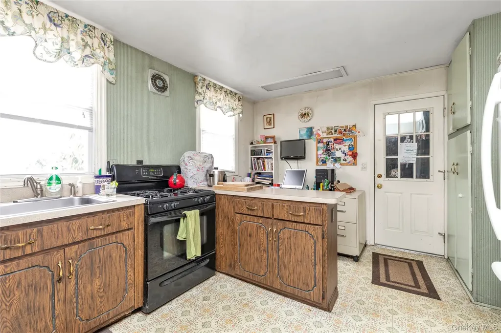 27 Deepdale Parkway Roslyn Heights NY 11577