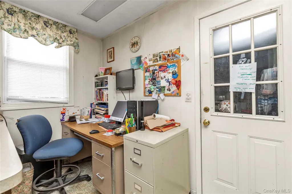 27 Deepdale Parkway Roslyn Heights NY 11577