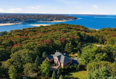 19 Cobblestone Court Centerport NY 11721