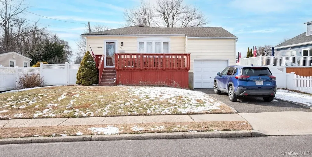 385 Beacon Avenue Lindenhurst NY 11757