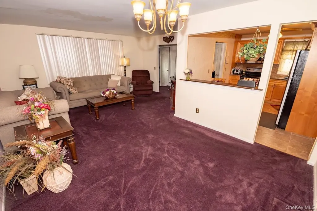 385 Beacon Avenue Lindenhurst NY 11757