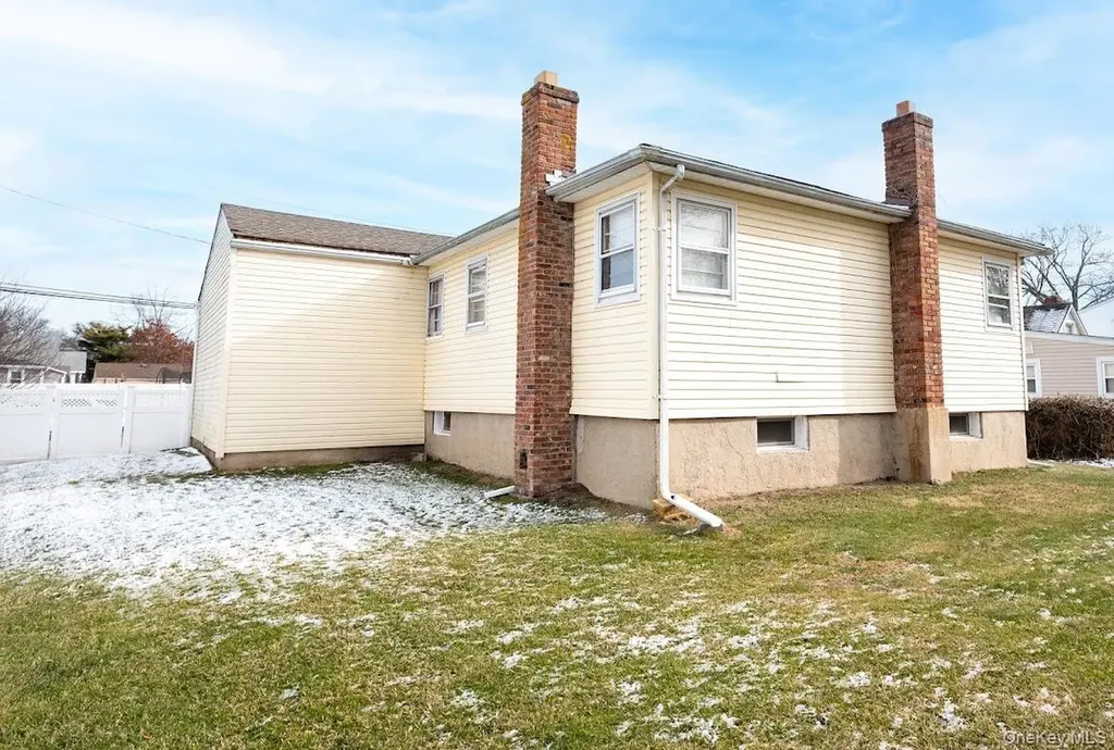 385 Beacon Avenue Lindenhurst NY 11757