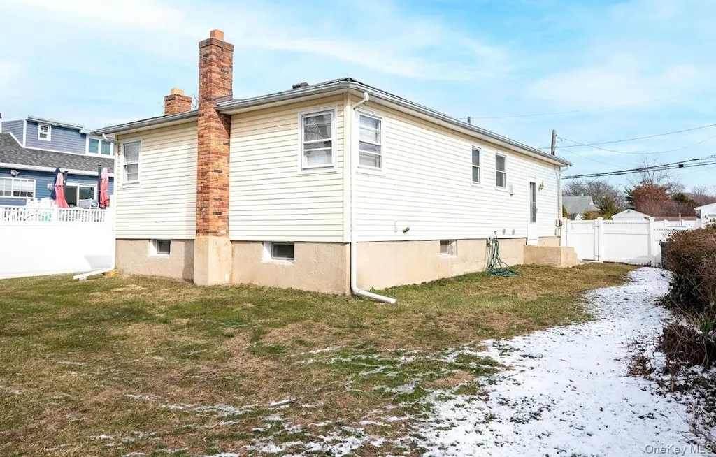 385 Beacon Avenue Lindenhurst NY 11757