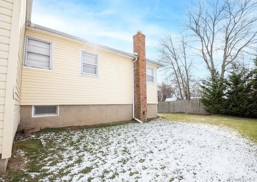 385 Beacon Avenue Lindenhurst NY 11757