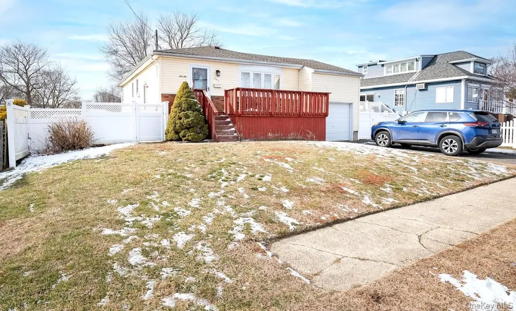 385 Beacon Avenue Lindenhurst NY 11757