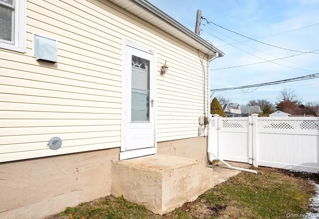 385 Beacon Avenue Lindenhurst NY 11757
