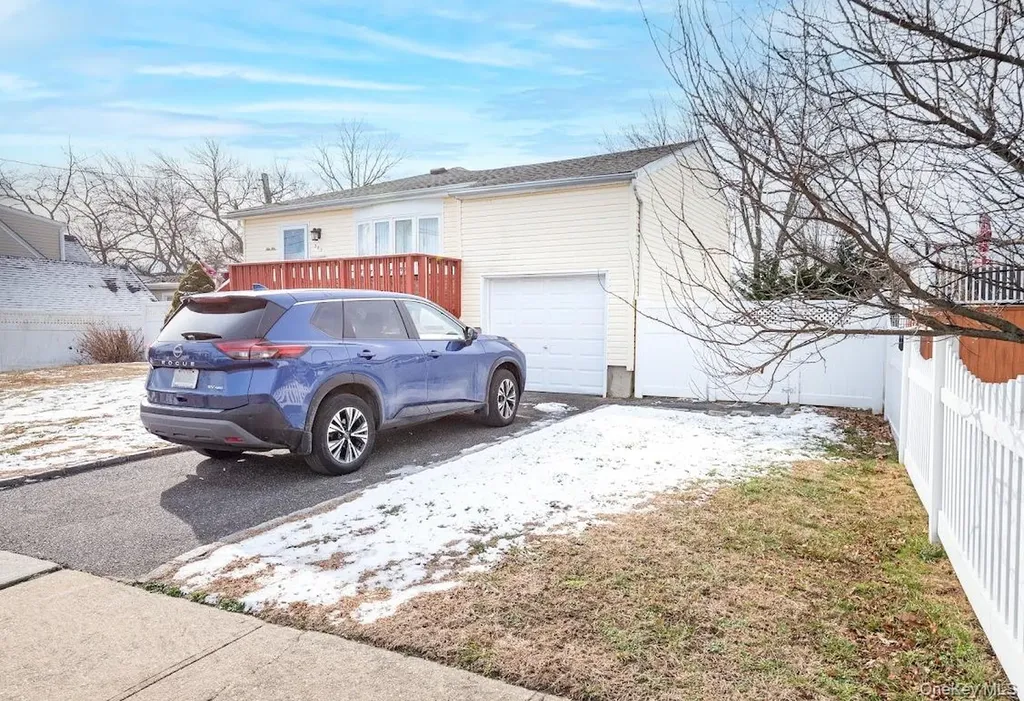 385 Beacon Avenue Lindenhurst NY 11757