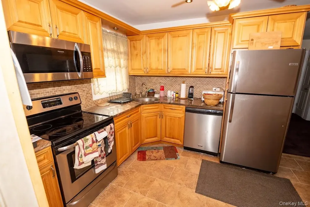 385 Beacon Avenue Lindenhurst NY 11757