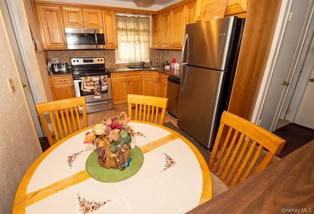 385 Beacon Avenue Lindenhurst NY 11757