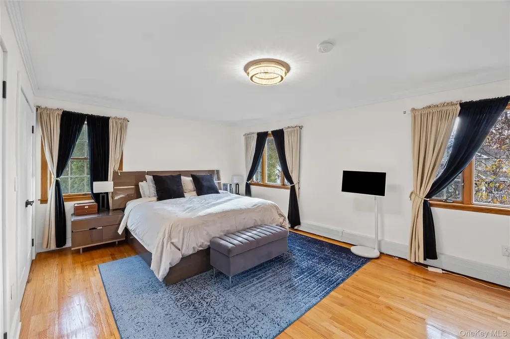 8 Willow Road New Hyde Park NY 11040