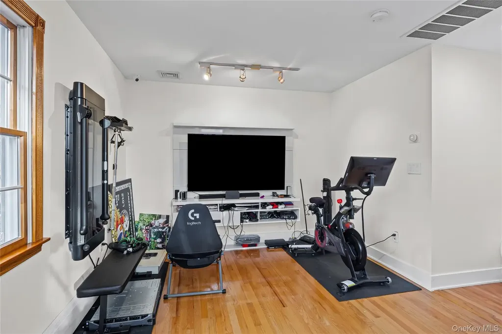 8 Willow Road New Hyde Park NY 11040