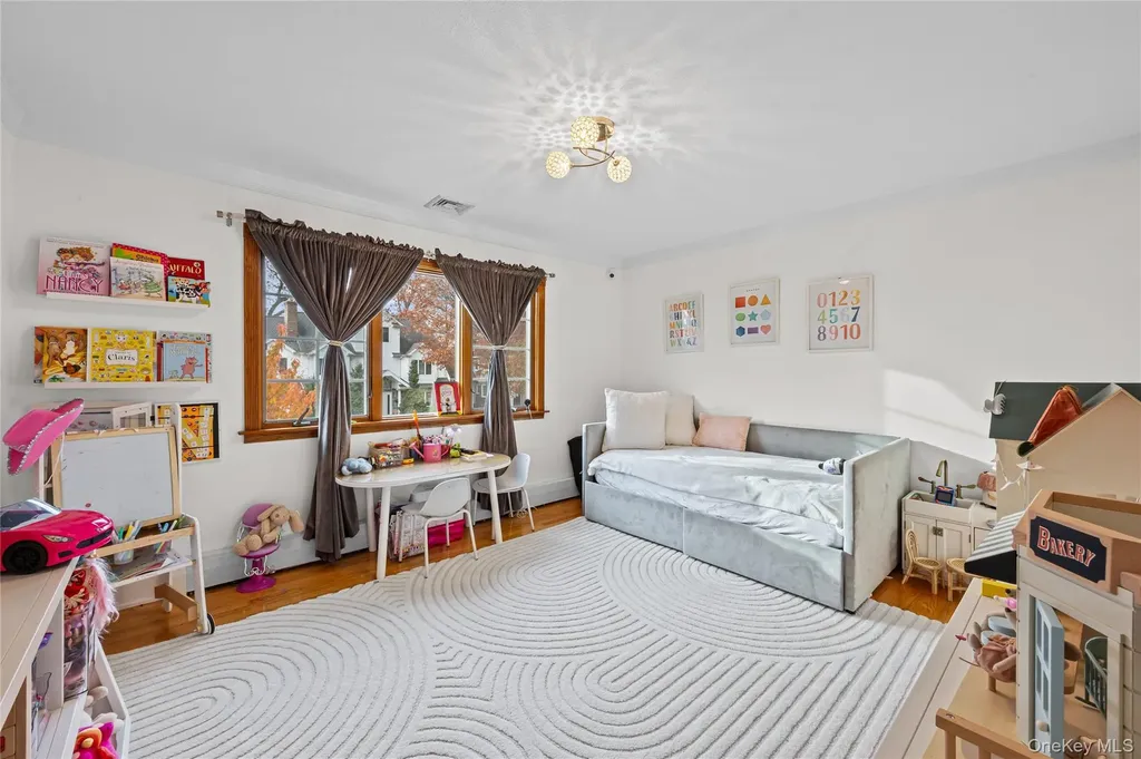 8 Willow Road New Hyde Park NY 11040
