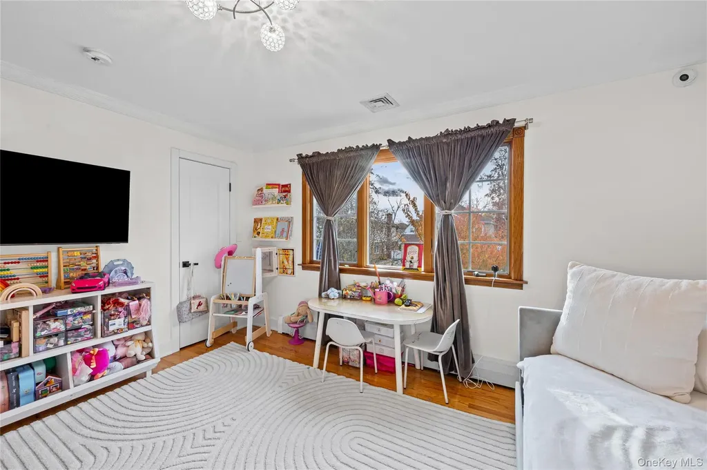 8 Willow Road New Hyde Park NY 11040
