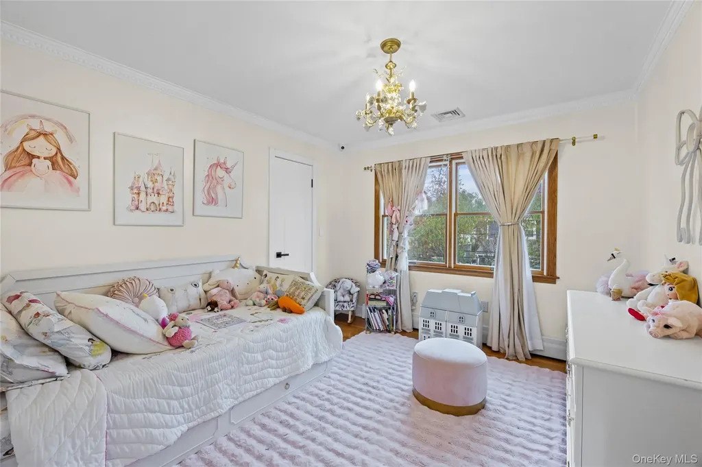 8 Willow Road New Hyde Park NY 11040