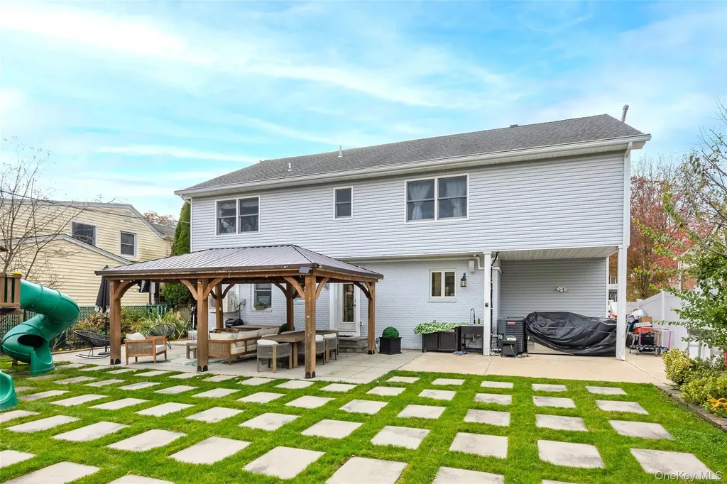 8 Willow Road New Hyde Park NY 11040