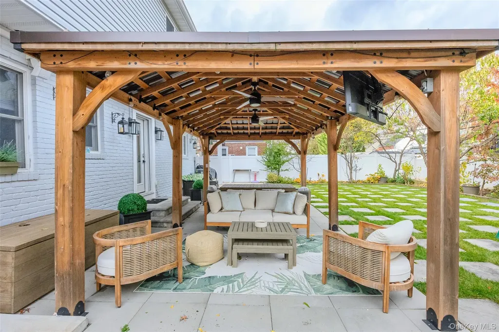 8 Willow Road New Hyde Park NY 11040