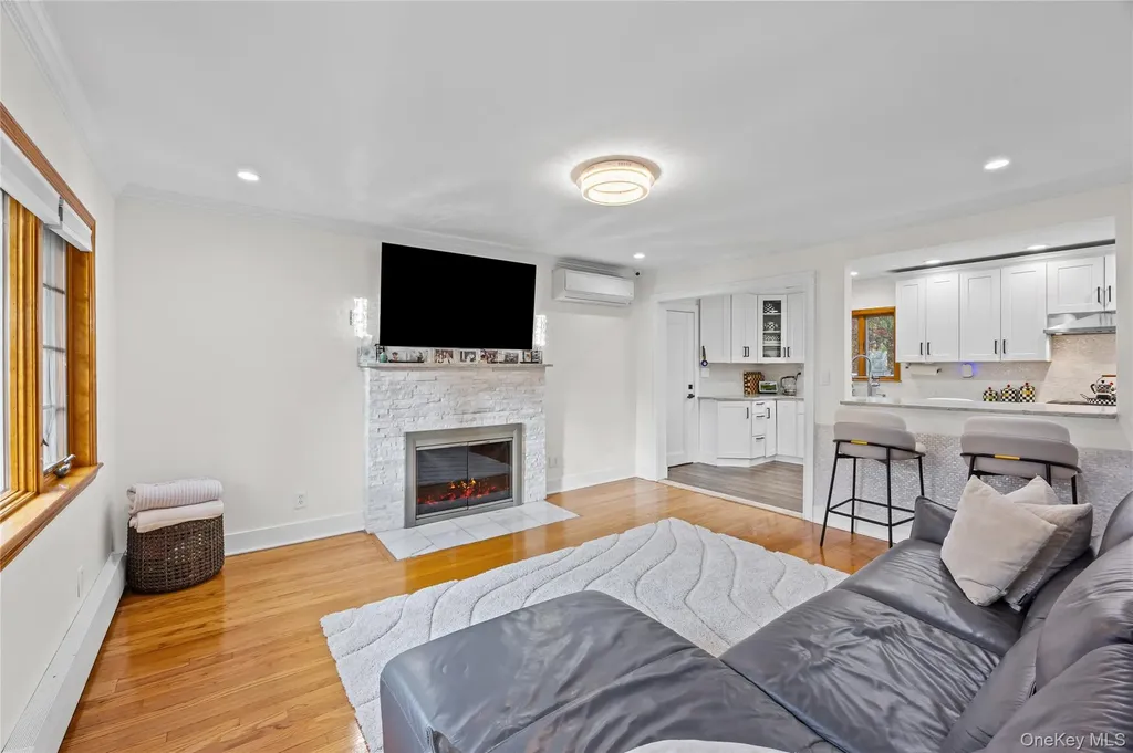 8 Willow Road New Hyde Park NY 11040