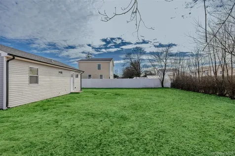 818 Meade Avenue Bellport NY 11713