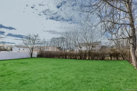 818 Meade Avenue Bellport NY 11713